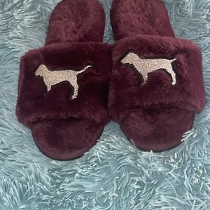 VICTORIA'S SECRET PINK SLIPPERS FAUX FUR SILVER PINK DOG LOGO BURGUNDY NEW No Tg - Picture 1 of 5