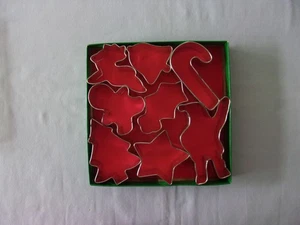 8 Weihnachten Ausstechformen-Hirsch, G Mann, Baum, Glocke, Stechpalme, Stern, C Cane, Weihnachtsmann Neu im Karton - Bild 1 von 2