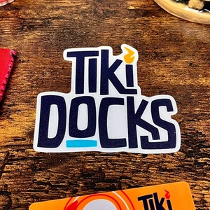 Tiki Docks Logo Vinyl Strand Aufkleber Tropisch Tiki Laptop Autoaufkleber - Bild 1 von 2