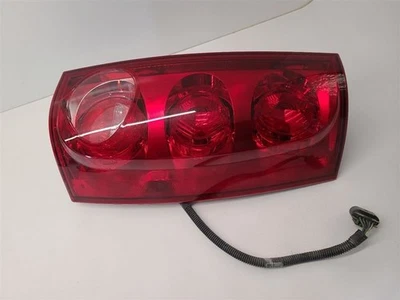 Luz trasera de pasajero GMC YUKON 2007-2011 RH excluyendo Denali   Foto 1 de 4