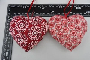 2 X CHRISTMAS CRAFT HEARTS SOFT COTTON RED PATTERN ORNAMENTS | HYT - Foto 1 di 2