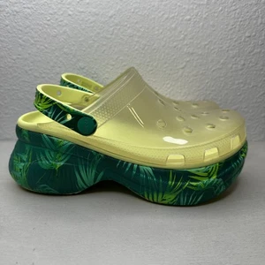 Zueco de plataforma Crocs Bae clásico tropical translúcido y amarillo pálido para mujer talla 7” - Imagen 1 de 7