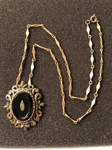 Vintage goldfarben verzierter Design Anhänger schwarzer Stein an goldfarbener Halskette Kette - Bild 1 von 8