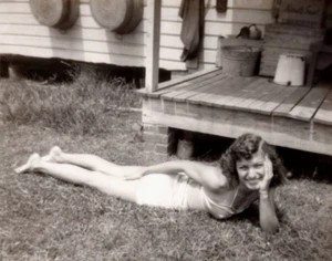 1940er Bashful junge Dame Bademode posiert armes ländliches Landhaus - OOAK Foto - Bild 1 von 2