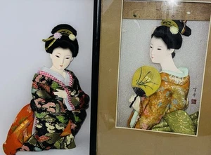 2x Vintage Signiertes japanisches 3D Porzellan Geisha Mädchen trägt Seide Kimona Bild - Bild 1 von 13