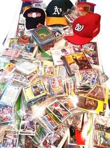 Gran lote mixto en caja de tarjetas de recuerdos de béisbol coleccionables sombreros... - Imagen 1 de 14