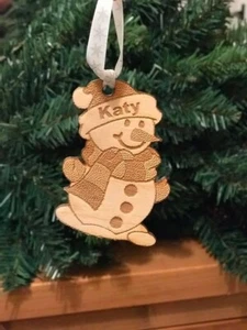 Lasergravur Weihnachtsbaumschmuck Schneemann mit personalisiertem Namen - Bild 1 von 1