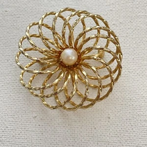 Vintage Gold Tone Genuine Pearl Round Orbital Wire Spiral Open Work Brooch Pin - Picture 1 of 4