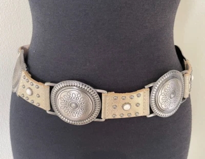 Cinturón Another Line Inc Vintage Champaign Cuero Dorado con Conchos Plateados Talla M Foto 1 de 4