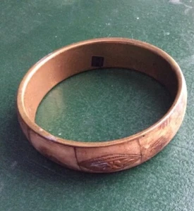 Vintage Estate Jewelry Signed Made India Gold Tone Wood Finish Bangle Bracelet - Picture 1 of 8