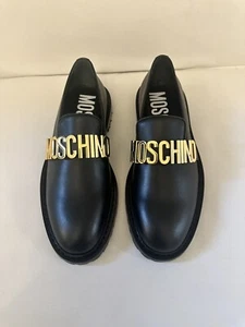 Nuevo en caja zapatos de cuero con logotipo de Moschino precio de venta sugerido por el fabricante $550 talla 40 - Imagen 1 de 5