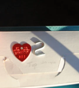 Erkennungsmarke 2018 rot Metall herzförmig, ca. 90 Stück, mit S Haken - Bild 1 von 4