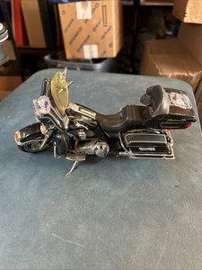 Harley Davidson 1:18 Scale 2009 FLHTCU Motorcycle Windshield Damage - Picture 1 of 8