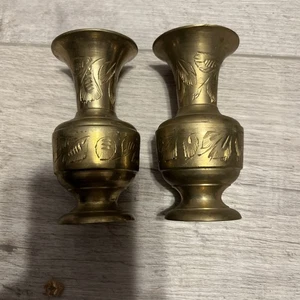 Paar kleine floral geätzte Knospenvasen aus Messing gemarkt hergestellt von Sarma Indien 4 Zoll - Bild 1 von 4