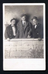 RPPC - ZIMMERMANS STUDIO KEOKUK IOWA * 3 Mann hinter bemalter Wand - Bild 1 von 3