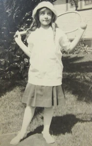 Hübsches junges Tennis Mädchen Locken antik Foto Schläger Outfit Ball Hut Kleid 1915 - Bild 1 von 5
