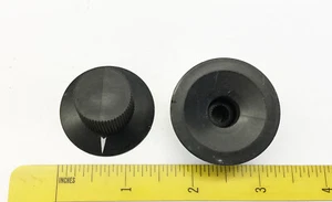 4 manopole in plastica nera NOS fatte in US 1/4" albero allacciato - Foto 1 di 2