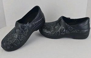 Crocs Neria Pro II donna taglia 9 Zoccoli Nero Grafica Metallizzata Floreale Rosa Infermiera - Foto 1 di 15