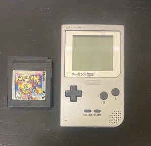 Nintendo Game Boy Pocket Silver Sistema Portatile Con Gioco Funzionante! (44) - Foto 1 di 9