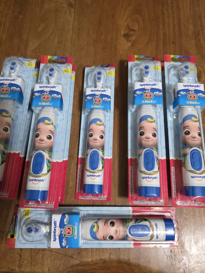 Cepillo de dientes eléctrico para niños pequeños Cocomelon Spinbrush, alimentado por batería, cerdas suaves Foto 1 de 4