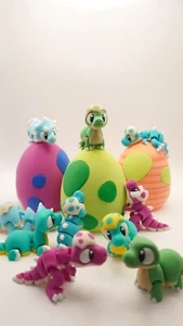 Huevo de dinosaurio misterioso con 2 dinosaurios articulados medianos | Decoración de escritorio coleccionable - Imagen 1 de 7