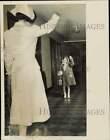 1949 Press Photo Donna Giffin, 8, waves goodbye to a nurse at Glenville Hospital