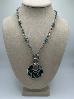 Colgante Patricia Nash con incrustaciones de cuero turquesa tono plateado. 18" Foto 1 de 4