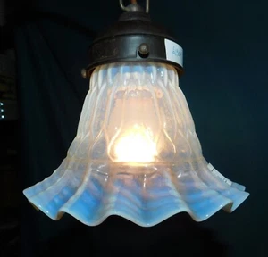 ANCIENNE SUSPENSION LUSTRE . TULIPE EN VERRE OPALESCENT BLEU . ø 15 cm . H 17 cm - Imagen 1 de 11
