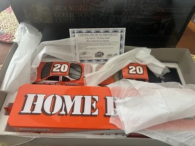 Brookfield Collectors Guild 1:24 Tony Stewart Crew Cab, Enclosed Trailer, Car - Image 1 of 2