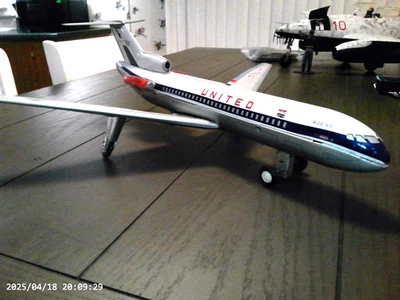 Avión de juguete a batería de hojalata grande funcionando Foto 1 de 4