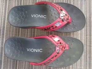 Women's Size 5 Vionic Flip Flop Sandals Red With Leopard. - Picture 1 of 5