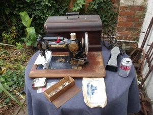 Máquina de coser eléctrica vintage JONES con accesorios y estuche bloqueable - Funciona - Imagen 1 de 22
