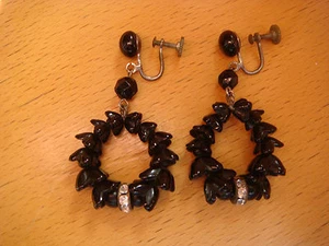 VINTAGE BLACK GLASS AND RHINESTONE CLIP ON EARRINGS - Picture 1 of 6