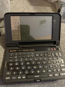 Vintage Sharp Wizard OZ-9600II Organizzatore Elettronico Wizard 512KB D10 - Foto 1 di 3
