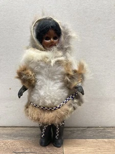 Vintage Inuit Alaskan Eskimo Puppe Echtfell Kleidung 7,5" orange Schlafaugen - Bild 1 von 5