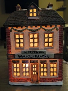 Un Canto di Natale Dickens Village Serie "Magazzino Fezziwigs" Con Luce Bello - Foto 1 di 5