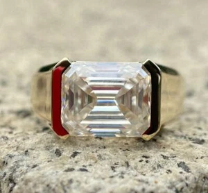 Anello nuziale uomo moissanite bianco taglio smeraldo est ovest placcato oro giallo - Foto 1 di 6