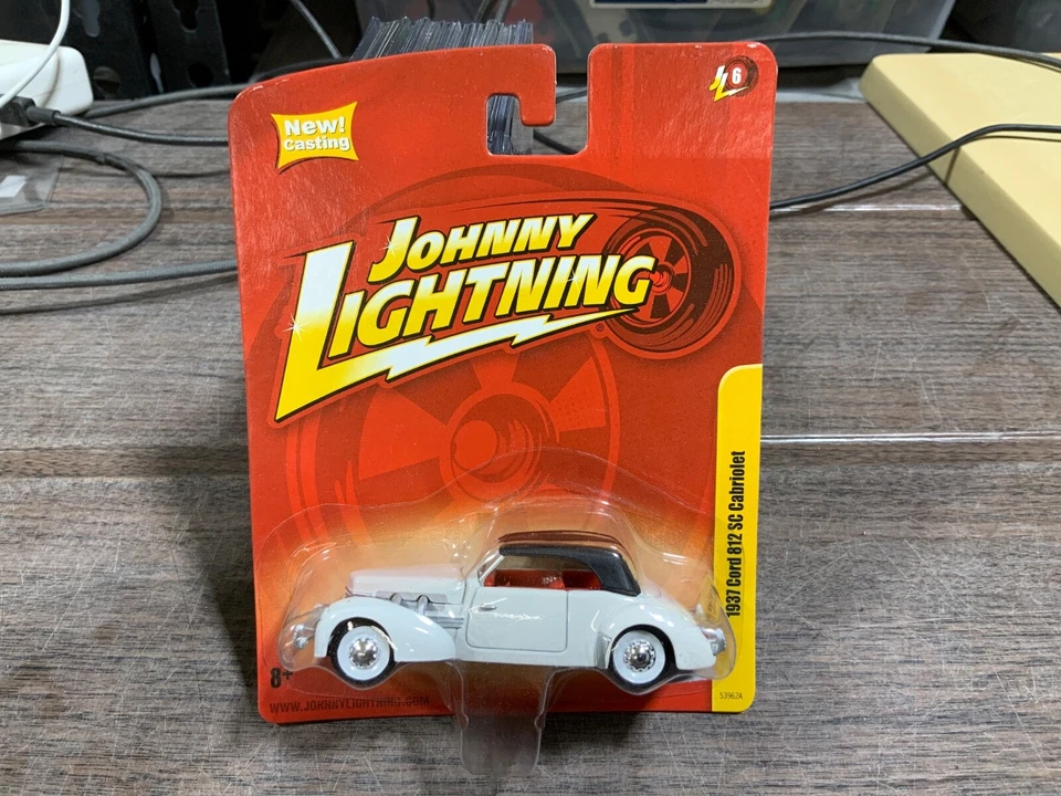 Johnny Lightning 1937 CORD 812 SC CABRIOLET WHITE - Image 1 of 1
