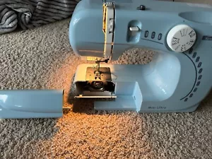 kemore mini sewing machine - Picture 1 of 9