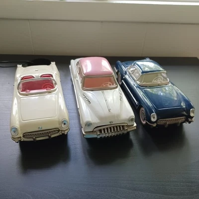 Lote de 3 carros antigos retrô década de 1950 vintage MF brinquedo de estanho de fricção metal funcionando Corvette - Imagem 1 de 4