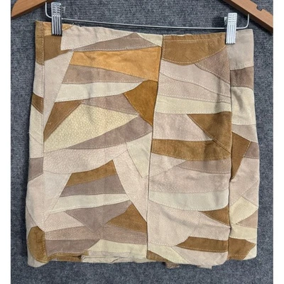 Minifalda de cuero de gamuza con retazos marrón beige boho festival frente a presión mediana Foto 1 de 4