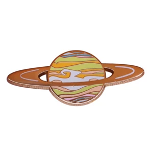 Saturn Planet Space Universe Remolino Gas 1,6" Pin Insignia @ Vendedor de EE. UU. NUEVO - Imagen 1 de 3
