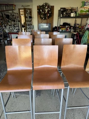 Taburetes de bar de madera con 13 sillas. Extremadamente resistente. Recoger solo Springfield Mo. Foto 1 de 4
