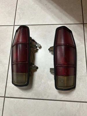 Luces traseras derecha izquierda Japón 220-41296 camioneta Ford Courier 1979-84 camioneta Mazda B-2000 Foto 1 de 2