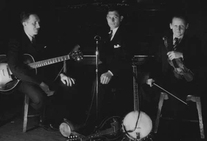 Grupo de músicos de la década de 1940 retrato guitarra banjo violín micrófono trajes artístico punto de vista - Imagen 1 de 3