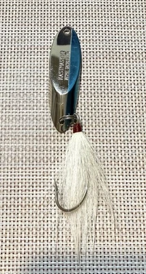 Isca de pesca Acme Kastmaster com rabo de pato usada  - Imagem 1 de 2