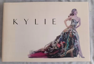 Kylie Minogue. Libro sobre diseños y vestuario en sus conciertos. 160 páginas - Imagen 1 de 7
