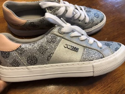 Zapatos Deportivos GUESS GWLoven3 Para Mujer Talla 8M Plateados Brillo Con Cordones Parte Superior Baja Usados en Excelente Condición Foto 1 de 4