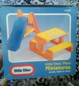 Little Tikes Place casa delle bambole famiglia cortile diapositiva giocattolo da tavolo picnic miniature nuovo con scatola  - Foto 1 di 4
