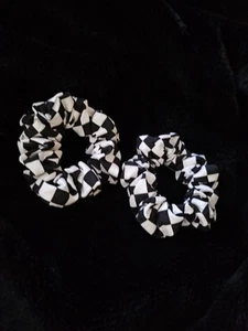 NASCAR KARIERTE FLAGGE. HANDMADE SCRUNCHIE  - Bild 1 von 2